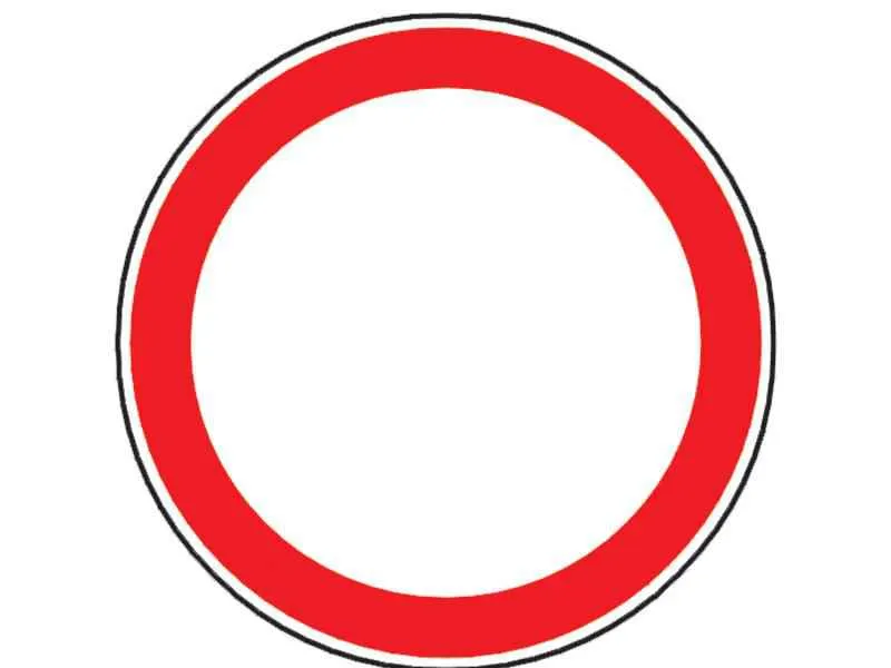 Au voie motocicletele să pătrundă pe sectorul de drum unde este instalat acest indicator?