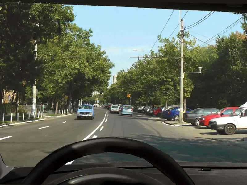 Vă este permisă trecerea peste marcajul longitudinal din imagine?