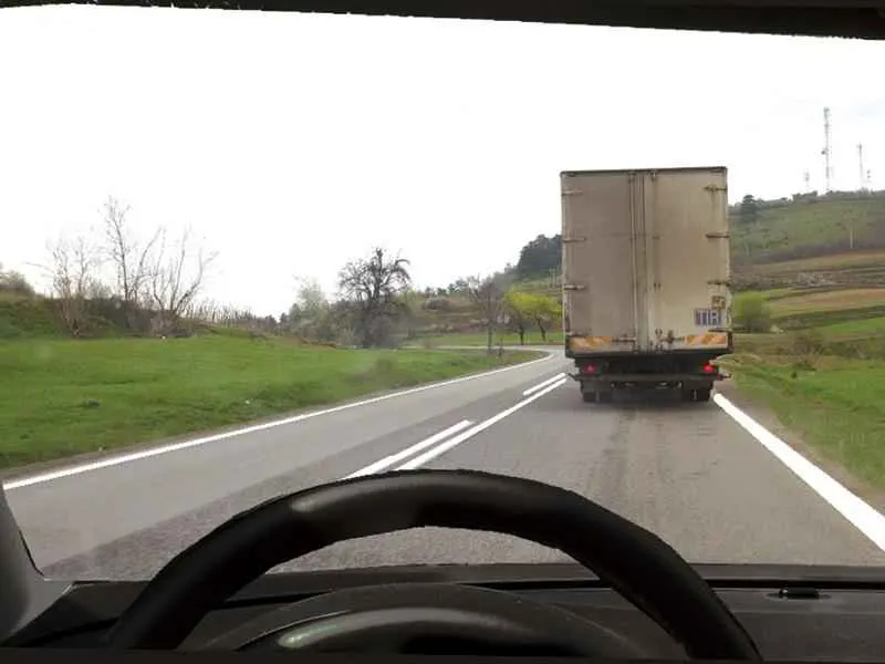 Este corectă depășirea autocamionului din imagine?