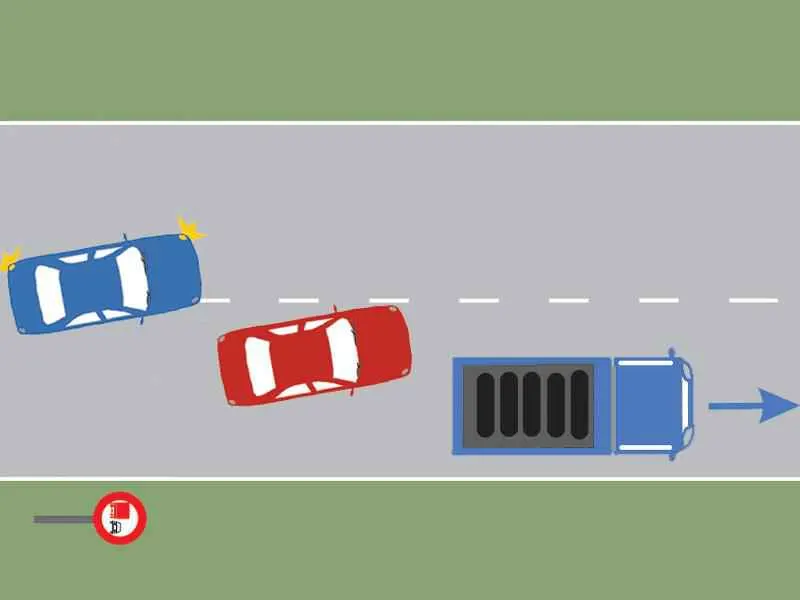 Conducătorul autoturismului roșu s-a angajat corect în depășirea autocamionului?