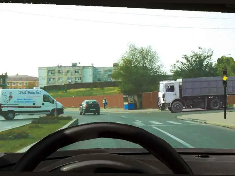 Cum procedați corect dacă circulați înainte și semaforul indică lumină galbenă intermitentă?