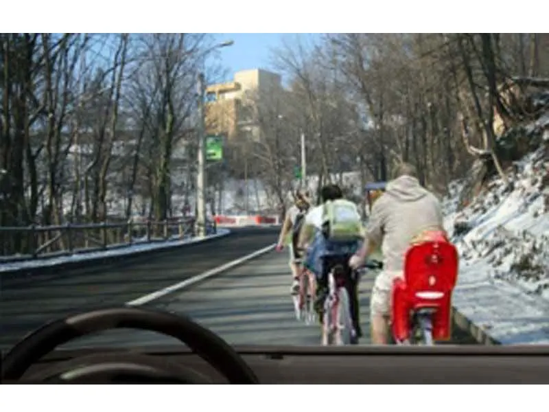 Pentru a depăși acești bicicliști poți trece peste linia continuă?