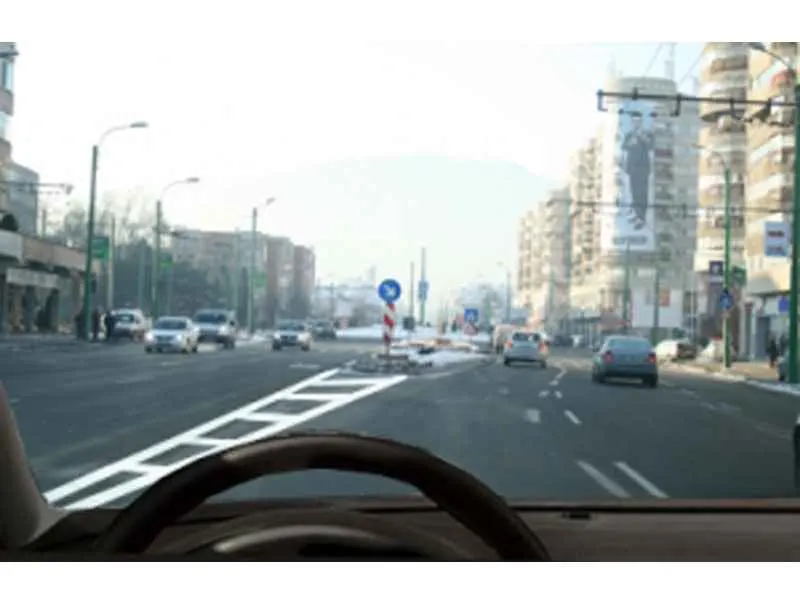 Este permis virajul la stânga în acest loc?