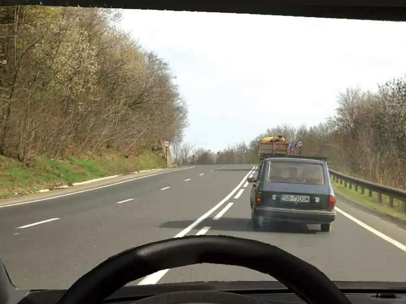 Este permisă depășirea în situația dată?