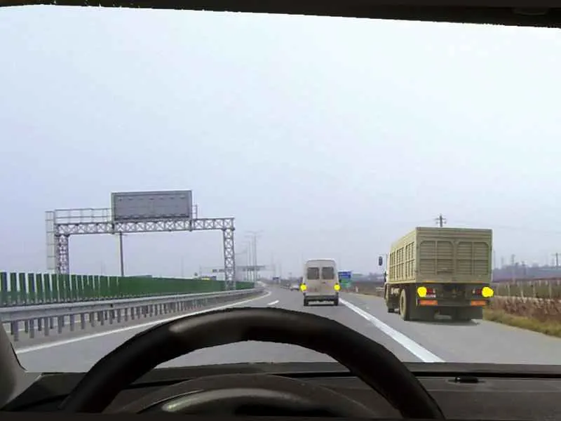 Care dintre autovehicule staționează greșit?
