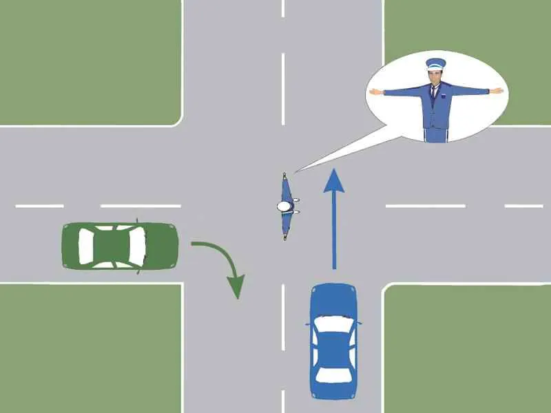 Ce comportament este corect în situația prezentată, dacă vă aflați la volanul autoturismului verde?