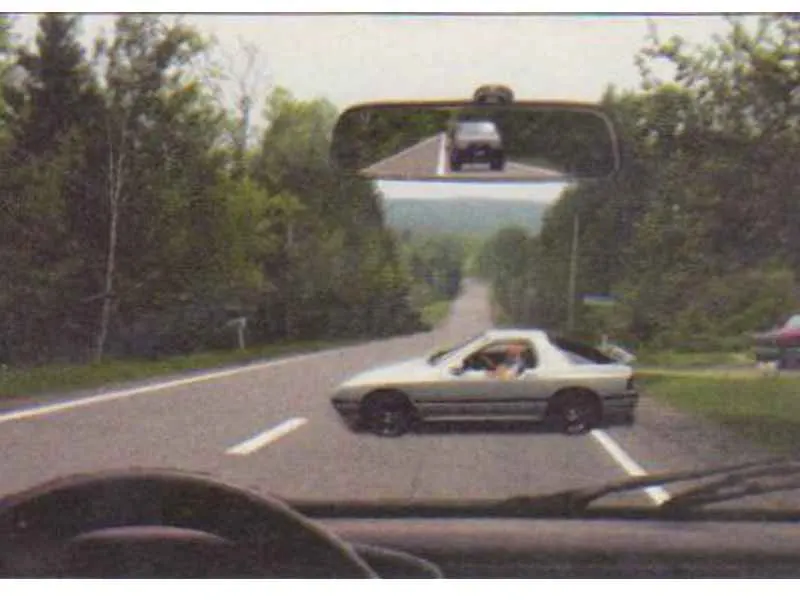 Autoturismul alb execută manevra de întoarcere. Cum vei proceda corect?
