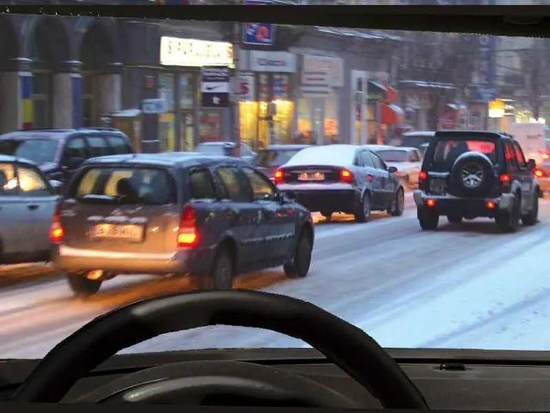 Pentru a circula pe un drum cu polei, se recomandă să echipați autoturismul cu:
