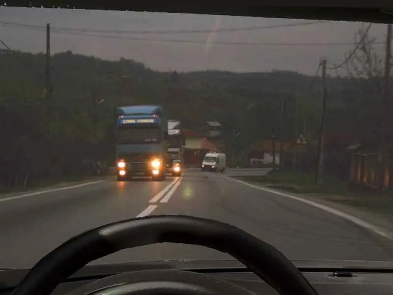 Intenționați să consultați o hartă rutieră. Cum este recomandat să procedați?